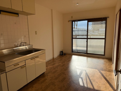 【居間・リビング】 | ロイヤル八尾 | こちらのリビングで趣味の時間をお楽しみください