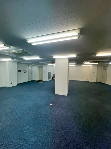 スギタビルの内装