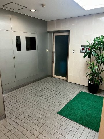 スギタビルのロビー