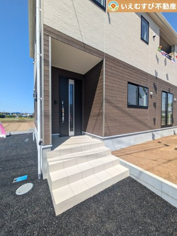 Cradle garden　美里町小茂田第3のエントランス|落ち着いた色づかいのエントランス
駐車場からアクセスの良いエントランス。雨の日や荷物が多くても安心の動線♪