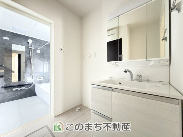 グラファーレ宇都宮市雀の宮5期の洗面所|シャンプードレッサーで朝の身支度♪伸びるホースでお掃除も簡単清潔です！

