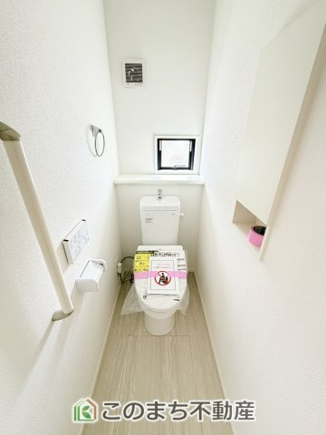 グラファーレ宇都宮市雀の宮5期のトイレ|小窓から換気ができて清潔なトイレスペース☆