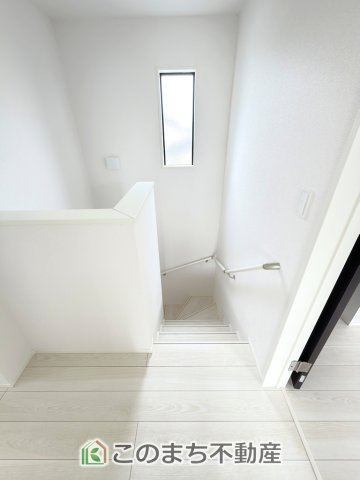 グラファーレ宇都宮市雀の宮5期の内装|手すり付きで小さなお子様にも安心の階段スペースです☆
