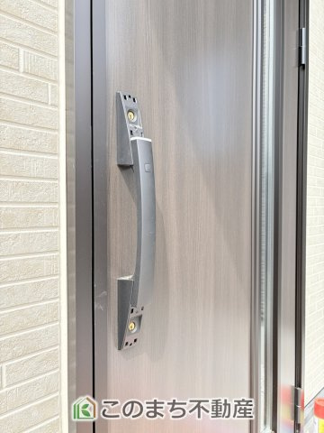 グラファーレ宇都宮市雀の宮5期の設備|玄関キーは上下２箇所のダブルロックキーと防犯性の高い電池錠で安全に配慮してます。