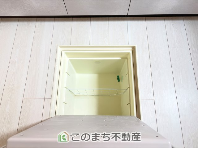 グラファーレ宇都宮市雀の宮5期の収納|キッチンには床下収納を備え、食品や日用品のストック収納に便利。すっきり片付く使い勝手の良い設備です。
