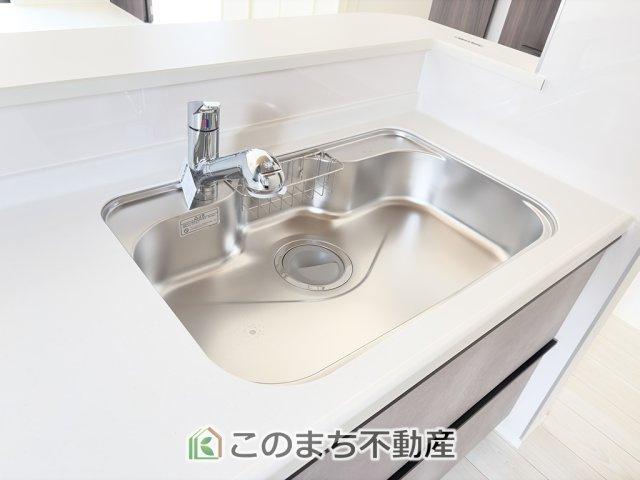 グラファーレ宇都宮市雀の宮5期のキッチン|大きなシンク付きで、洗い物も楽々できます。
