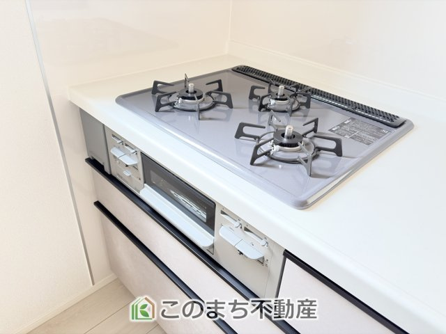 グラファーレ宇都宮市雀の宮5期のキッチン|三ツ口コンロ採用で、同時調理もスムーズ◎！お料理を並べられるカウンター付きで、配膳・片付けをサポート！リビングで過ごすご家族とコミュニケーションを楽しみながら作業可能です♪