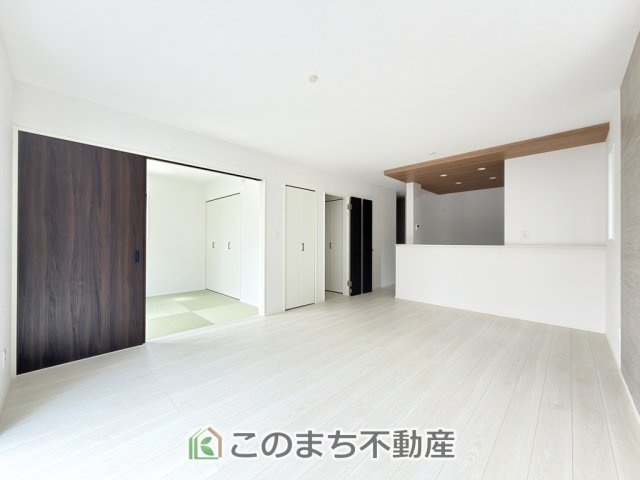 グラファーレ宇都宮市雀の宮5期の居間・リビング|人気の対面式キッチン☆料理をしながらご家族とコミュニケーションが取れます♪