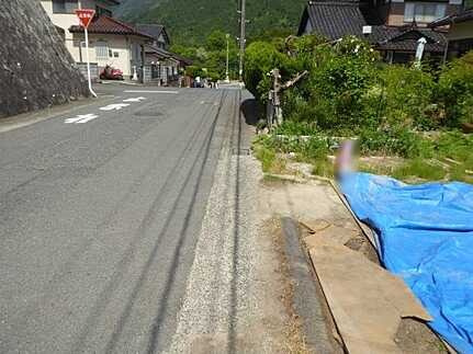 広島市安佐北区安佐町大字くすの木台　新築一戸建ての前面道路含む現地写真
