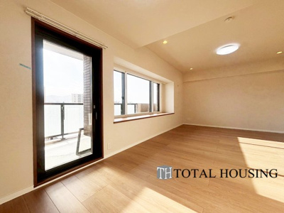 【居間・リビング】 | ファミール豊平公園ステーションガーデン | 大きな窓辺からの日差しが暖かい室内は、自然と住まう人の気分も明るくなり、リビングでの素敵なワンシーンが演出されます♪