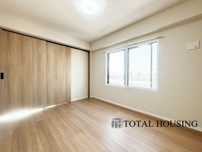 【洋室】 | ファミール豊平公園ステーションガーデン | 洋室　約6.0帖
LDKと隣接した洋室はリビングから目が届く場所なので、お子様の遊び部屋・お昼寝スペースとして使うのもオススメです♪