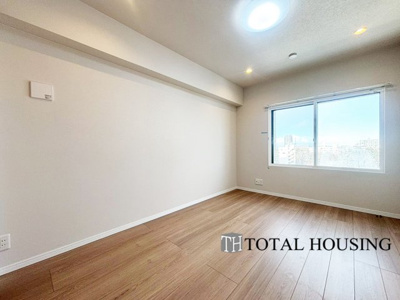 【洋室】 | ファミール豊平公園ステーションガーデン | 洋室　約6.5帖
お陽さまの光とさわやかな風をたっぷりとりこめます。室内はいつも明るい印象なので気持ちの良い朝を迎えられます。毎日の生活も明るくなりそうです。主寝室にも最適です♪