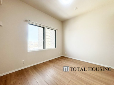 【洋室】 | ファミール豊平公園ステーションガーデン | 洋室　約5.7帖
穏やかな光が差し込む室内には、穏やかな時間が流れます。休日には、落ち着いた空間で自分の趣味を楽しむのはいかがですか。