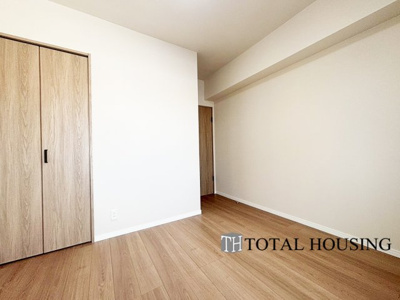 【洋室】 | ファミール豊平公園ステーションガーデン | 洋室　約5.7帖
充分な広さと収納機能を備えた部屋はお子様の自発性と成長を促します。お子様の成長を支える、勉強や好きなことに没頭する学びの空間にどうぞ。