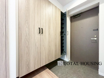 【玄関】 | ファミール豊平公園ステーションガーデン | 住まう人も来客も入った時にワクワクさせてくれるオシャレな玄関♪
収納もたっぷりあるので、靴がたくさんあっても安心！
気持ちの良い朝は、毎日ここからスタートしていきます♪