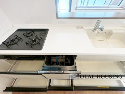 【キッチン】 | ファミール豊平公園ステーションガーデン | 食器洗乾燥機付きで家族の食器もピカピカ。後片付けもラクラクこなせて、日々の生活には欠かせない便利設備。環境にもママの手にも優しいのがうれしいですね。