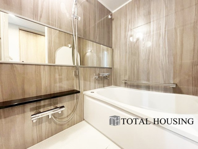 【浴室】 | ファミール豊平公園ステーションガーデン | 限られた空間を広く見せるワイドミラーを採用したバスルーム。毎日の疲れを癒やすバスタイムを。浴室換気乾燥暖房機付きで浴室内干しも可能！