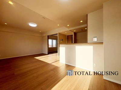 【居間・リビング】 | ファミール豊平公園ステーションガーデン | 広くゆったりと家族揃って寛げるLDKは約15.9帖。毎日の始まりと終わりをここで迎える大切な空間はいつでも心地良い空気感。落ち着いた雰囲気で過ごしたり家族でわいわい盛り上がる日も。