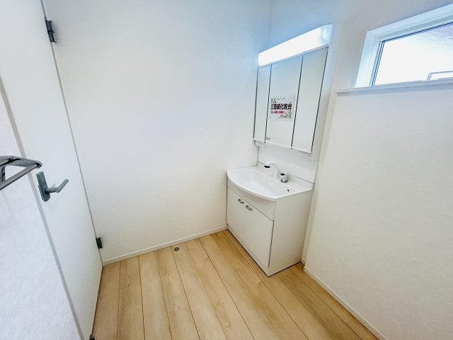 新築　桐生市相生町第18　クレイドルガーデン　1号棟の独立洗面台|現地写真　シャワー付きの洗面台は忙しい朝でも身支度を整えるのにとても便利◎							
