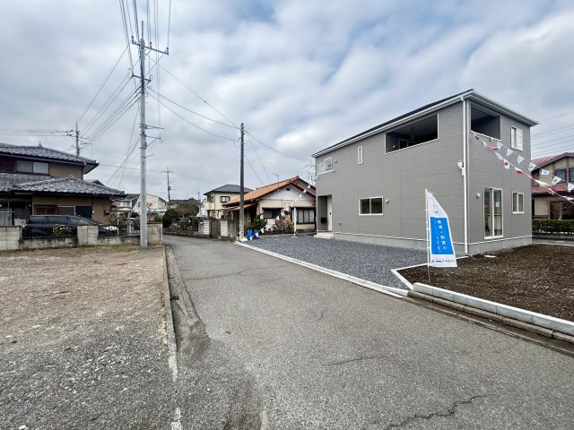 新築　桐生市相生町第18　クレイドルガーデン　1号棟の前面道路含む現地写真|現地写真　南東側接道幅員約6ｍ　北西側接道幅員約5.3ｍ