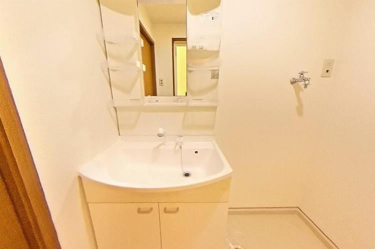 Y-ウエストツイチカの独立洗面台|朝の支度にも助かる、独立の洗髪洗面化粧台