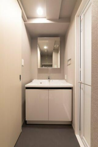 プラウドフラット渋谷笹塚の独立洗面台|■多面鏡独立洗面台■キャビネット収納付き