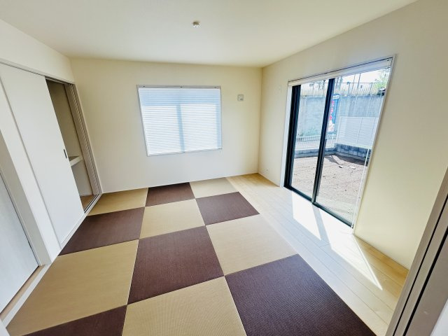 新築　前橋市小屋原町第１　Livele Garden.S　1号棟の和室|現地写真　リビング隣の和室はお子様の遊び部屋としてもちょうどいいですね♪							
