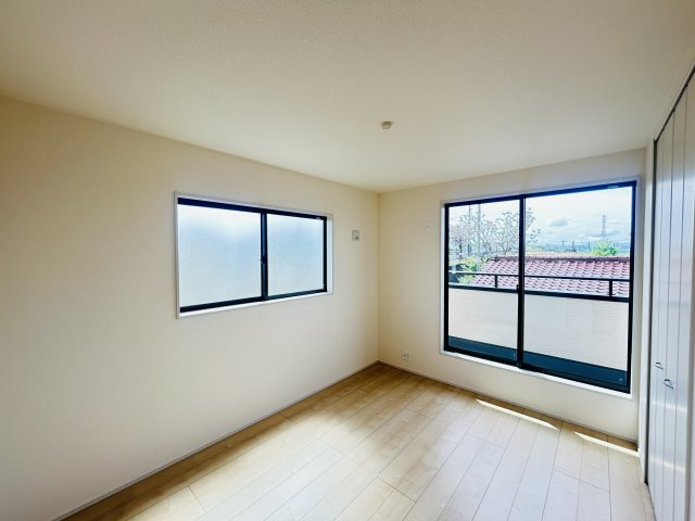 新築　前橋市小屋原町第１　Livele Garden.S　1号棟の洋室|現地写真　日当たりと風通しの良い二面採光♪						
					
					
