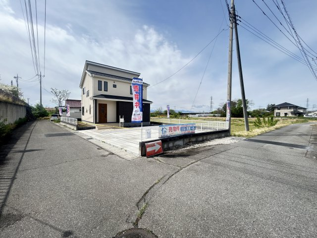 新築　前橋市小屋原町第１　Livele Garden.S　1号棟の前面道路含む現地写真|現地写真　北側接道幅員約4.9ｍ　東側接道幅員約4.9ｍ