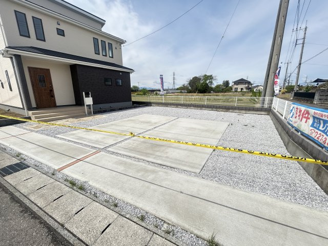 新築　前橋市小屋原町第１　Livele Garden.S　1号棟の駐車場|現地写真　駐車スペースは並列3台分可能です！
