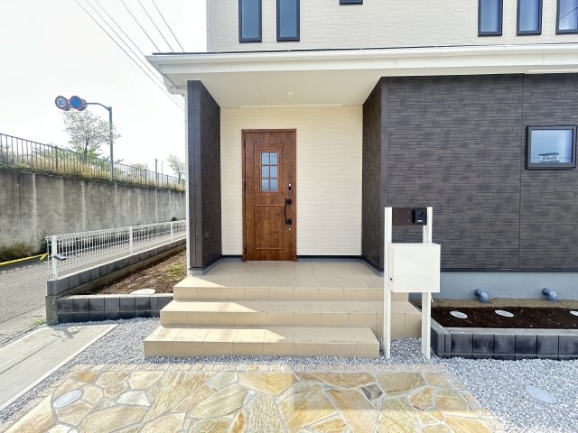 新築　前橋市小屋原町第１　Livele Garden.S　1号棟の玄関|現地写真　ポストと一体型のTVモニターホンでセキュリティ安心！
