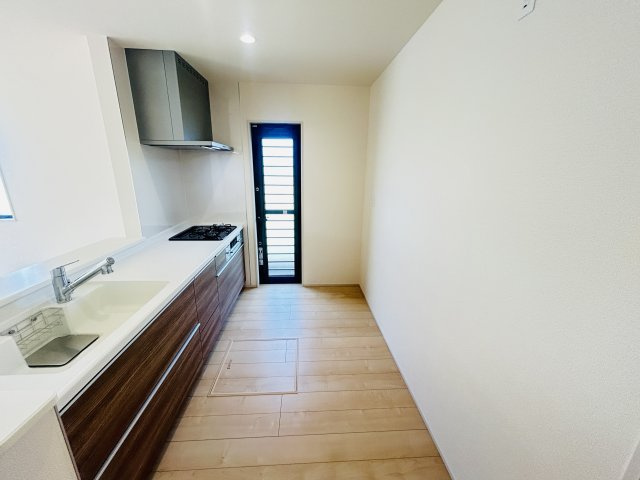 新築　前橋市小屋原町第１　Livele Garden.S　1号棟のキッチン|現地写真　勝手口があり、出したいゴミが直ぐに出せます。床下収納も付いていて食材保管に便利！									
　