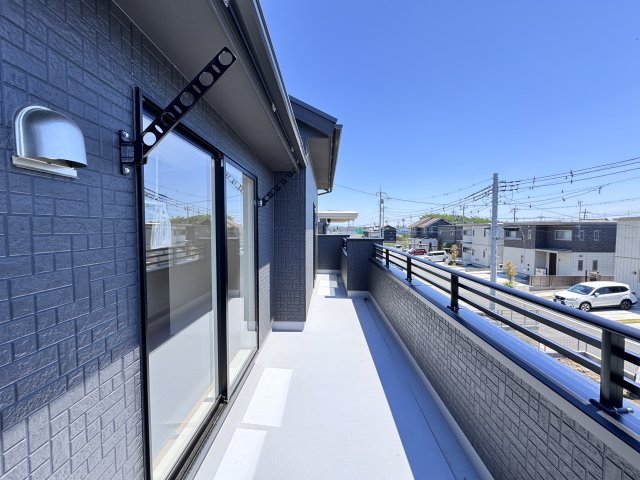新築　前橋市総社町植野　Blooming　Garden　3号棟のバルコニー|　日当たりの良い広々バルコニー！どのお部屋からも行き来できます。							
