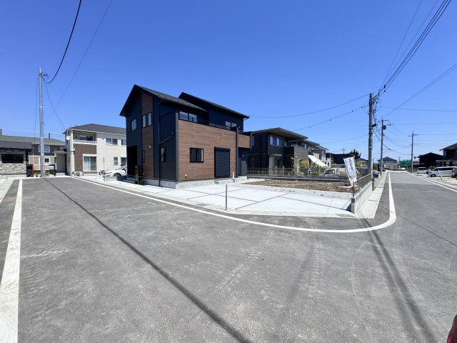 新築　前橋市総社町植野　Blooming　Garden　3号棟の前面道路含む現地写真|現地写真　西側接道幅員約6ｍ　南側接道幅員約8ｍ　