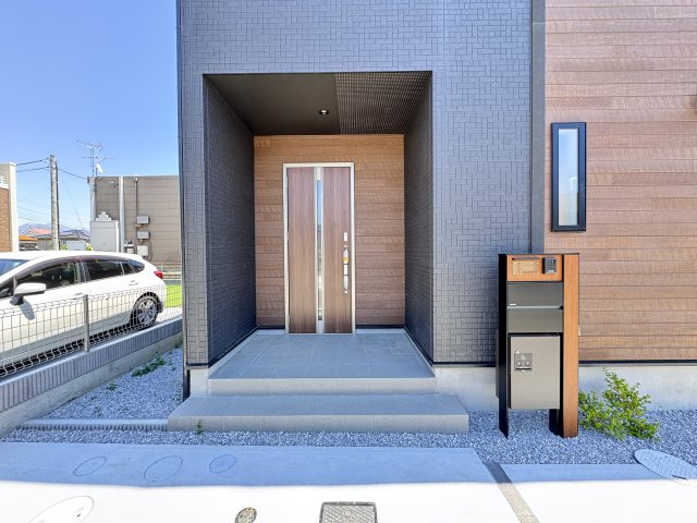 新築　前橋市総社町植野　Blooming　Garden　3号棟の玄関|　ポストと一体型のTVモニターホンでセキュリティ安心！
