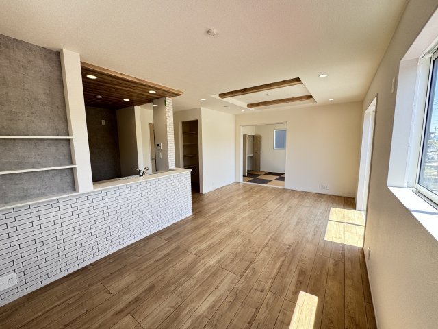 新築　前橋市総社町植野　Blooming　Garden　3号棟の居間・リビング|　家族の会話が弾む対面キッチン。お子様の様子も確認できて安心ですね。

