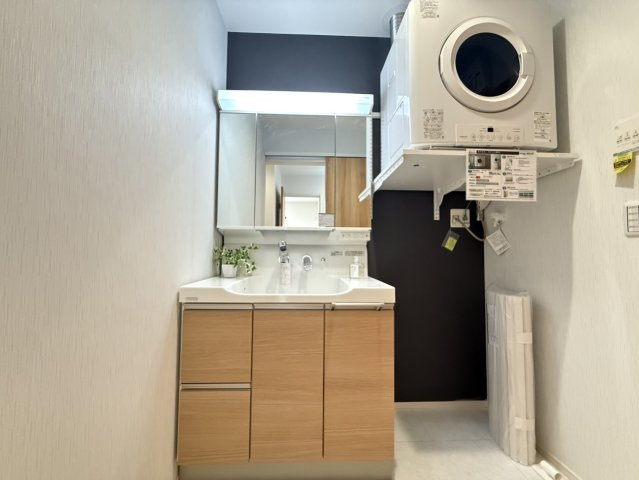 神戸市第4西区桜が丘東町4丁目　新築戸建の洗面所|同社施工事例です●洗面台はお化粧をする時に便利な３面鏡。ワイドシンクでゆったり作られています。