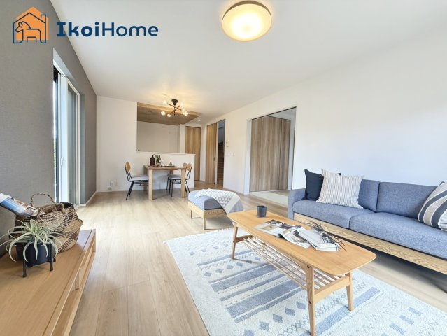 神戸市第4西区桜が丘東町4丁目　新築戸建の居間・リビング|同社施工事例です。フロアーコーティング・エアコン・壁掛けテレビ・などを住宅ローンに組込む事も可能です