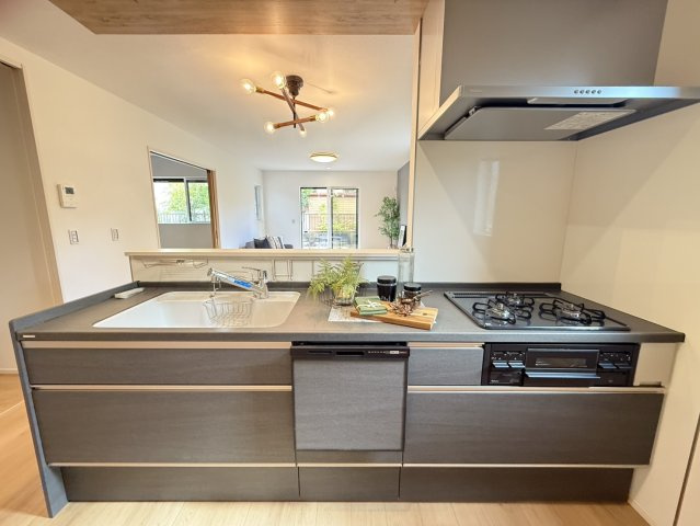 神戸市第4西区桜が丘東町4丁目　新築戸建のキッチン|同社施工事例です。キッチン同色のカップボードご依頼を受けることが多いです。地震に強く、おしゃれです