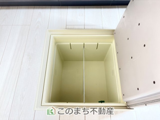【キッチン】 | グラファーレ宇都宮市雀の宮5期　2号棟 | 三ツ口コンロ採用で、同時調理もスムーズ◎！お料理を並べられるカウンター付きで、配膳・片付けをサポート！リビングで過ごすご家族とコミュニケーションを楽しみながら作業可能です♪