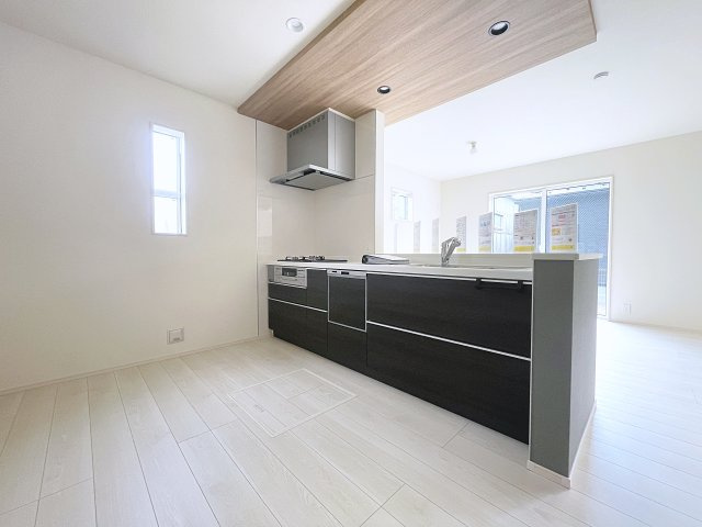 新築戸建・新築建売　郡山市芳賀三丁目　芳賀小・第四中のキッチン|広々としたキッチンスペース！ポップアップ天井がおしゃれなシステムキッチンです！