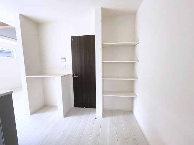 新築戸建・新築建売　郡山市芳賀三丁目　芳賀小・第四中の収納|キッチン横には収納棚とカウンターがございます。