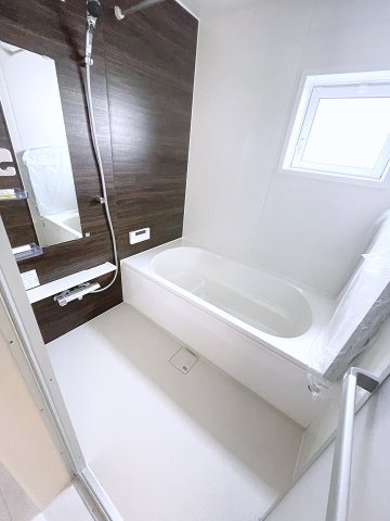 新築戸建・新築建売　郡山市芳賀三丁目　芳賀小・第四中の浴室|浴室には小窓がついており簡単に換気が可能！一日の疲れを癒してくれるお風呂空間！