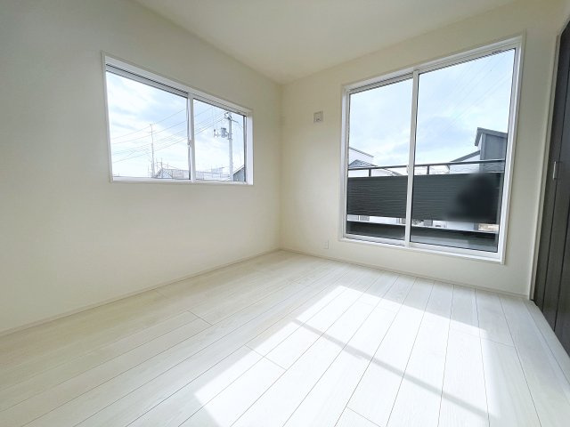 新築戸建・新築建売　郡山市芳賀三丁目　芳賀小・第四中の洋室|5.2帖の洋室　西側のバルコニーへの出入りが可能です！2面採光で明るい空間！