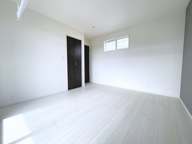 新築戸建・新築建売　郡山市芳賀三丁目　芳賀小・第四中の洋室|7帖の主寝室　室内物干し付きなので雨の日のお洗濯物も安心です！