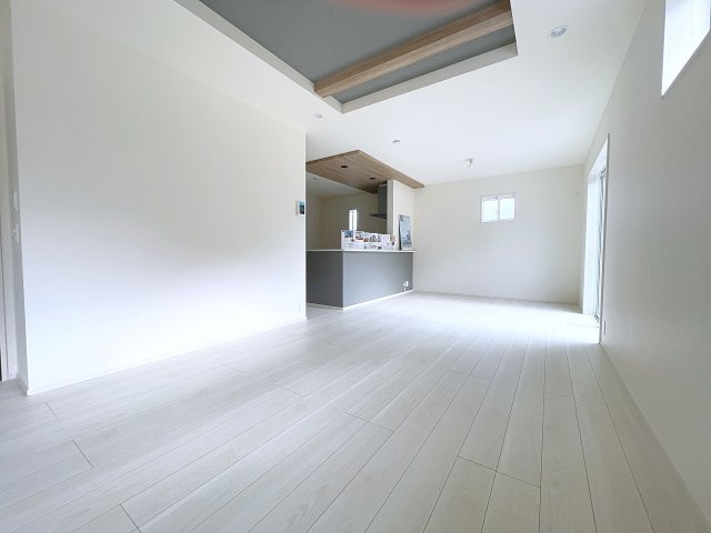 新築戸建・新築建売　郡山市芳賀三丁目　芳賀小・第四中の居間・リビング|LDKは20帖以上で広々としており開放感のある空間です！
