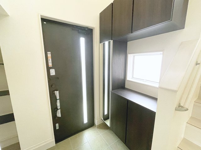 新築戸建・新築建売　郡山市芳賀三丁目　芳賀小・第四中の玄関|大容量のシューズボックスと土間収納付きの玄関！玄関ホールは吹抜で開放感のある空間です！