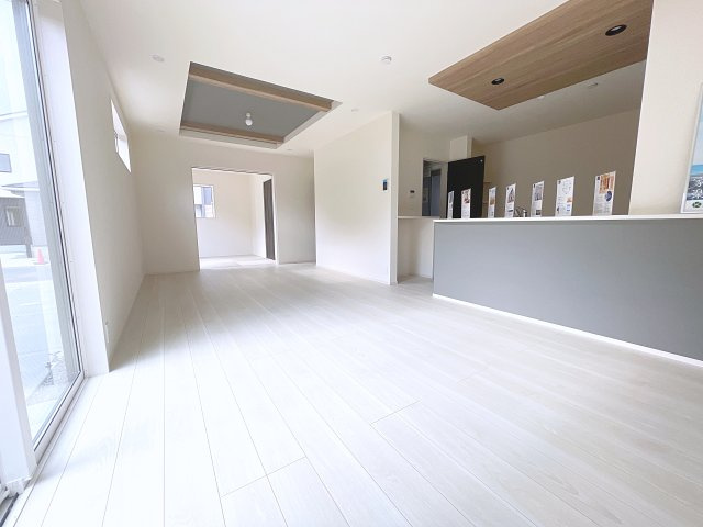 新築戸建・新築建売　郡山市芳賀三丁目　芳賀小・第四中の居間・リビング|LDKの隣は和室になっており合わせると24.6帖の広々空間に！