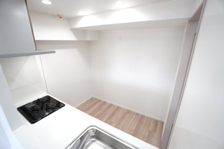 【キッチン】 | 【リノベ済】藤和平和公園ホームズ | 【キッチンスペース】
キッチン後ろ側は冷蔵庫を配置しても余裕があります！
冷蔵庫だけでなく食器棚や収納などキッチンで使う物を
スッキリ収めることができます。