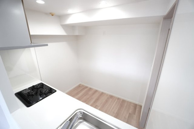 【キッチン】 | 【リノベ済】藤和平和公園ホームズ | 【キッチンスペース】
キッチン後ろ側は冷蔵庫を配置しても余裕があります！
冷蔵庫だけでなく食器棚や収納などキッチンで使う物を
スッキリ収めることができます。
